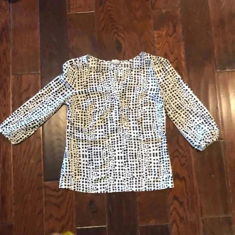 Navy and white speckled top super cute throw on with jeans or dress pants sizeXS